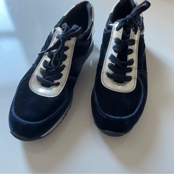 Micheal Kors Women's Sneakers size 10 - Picture 1 of 7